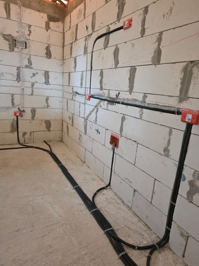 execuție corectă a instalației electrice cu trasee ordonate și bine planificate în Craiova