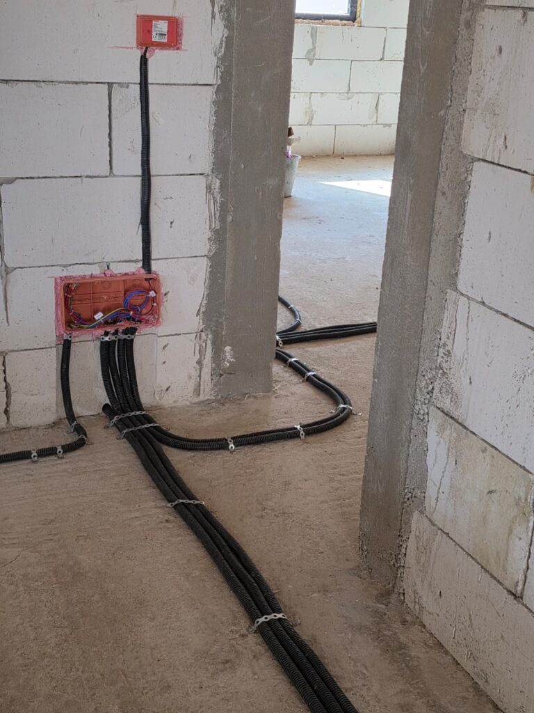 instalație electrică proiectată corect cu distribuție ordonată a circuitelor în pardoseală