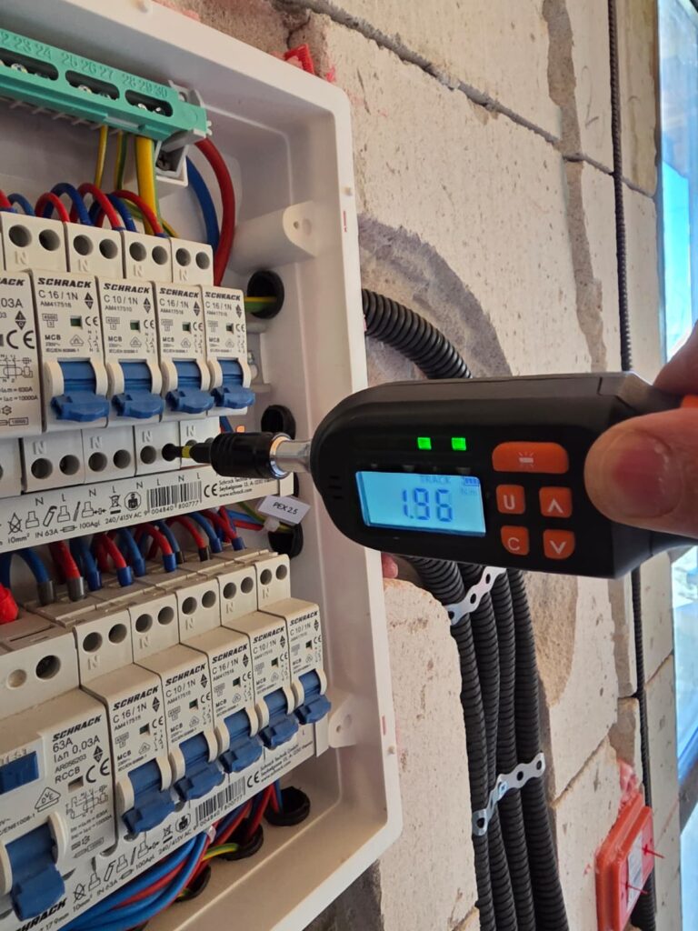 controlul cuplului de strângere la întrerupătoare în tabloul electric